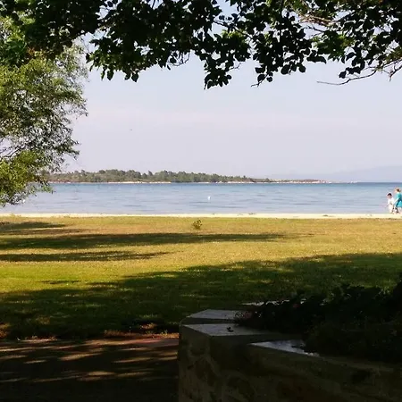 Bright, Beachfront With Free Parking And Garden