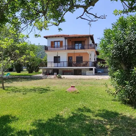 Bright, Beachfront With Free Parking And Garden Holiday home *