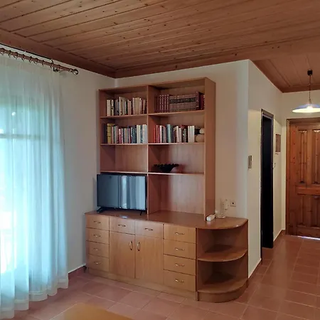 Bright, Beachfront With Free Parking And Garden Holiday home