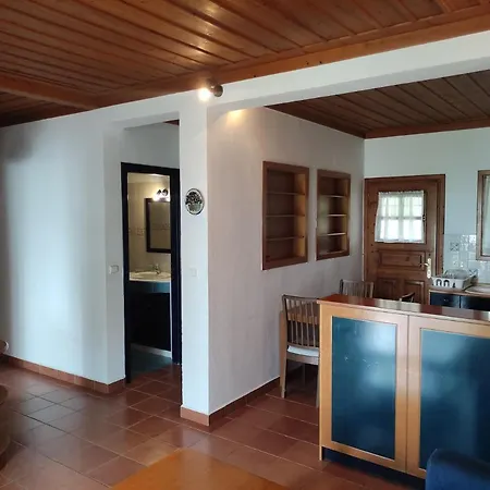 Bright, Beachfront With Free Parking And Garden