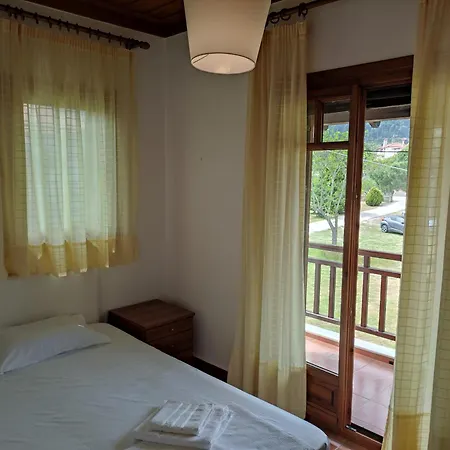 Bright, Beachfront With Free Parking And Garden Vourvourou