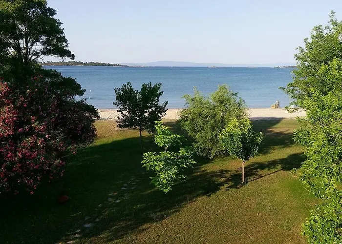 Bright, Beachfront With Free Parking And Garden 펜션 보우르보우로우