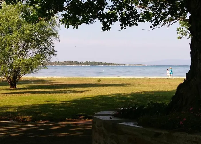 Bright, Beachfront With Free Parking And Garden