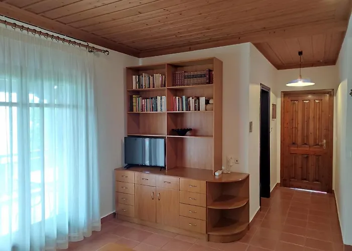 Bright, Beachfront With Free Parking And Garden Holiday home