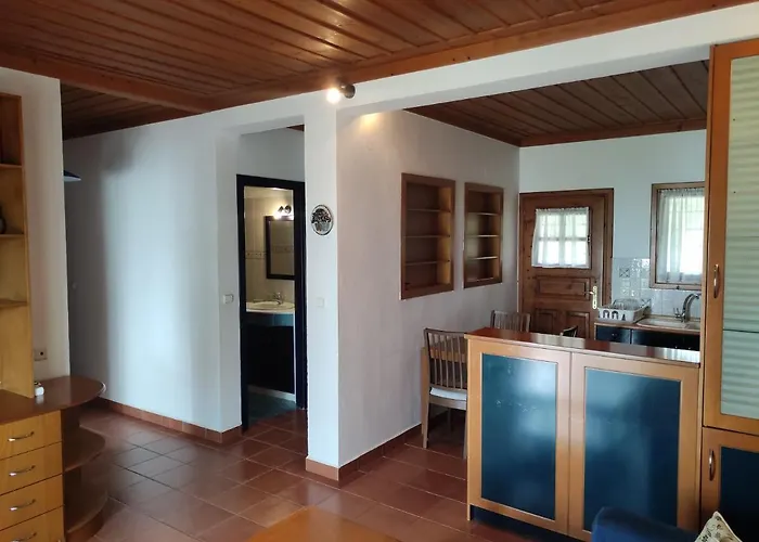 Bright, Beachfront With Free Parking And Garden