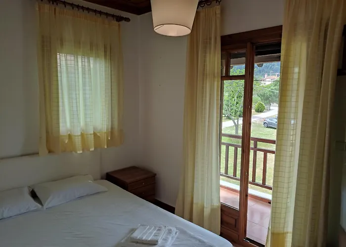 Bright, Beachfront With Free Parking And Garden 보우르보우로우